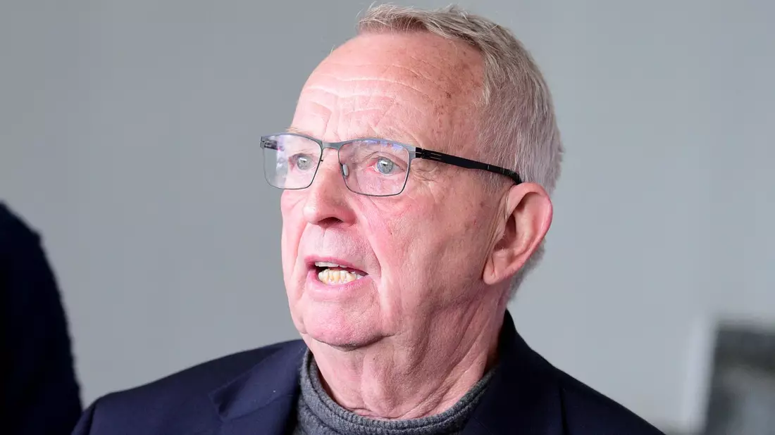 Umweltminister Backhaus sorgt sich um den Buckelwal vor der Küste Mecklenburg-Vorpommerns.  - Bild: Daniel Bockwoldt/dpa