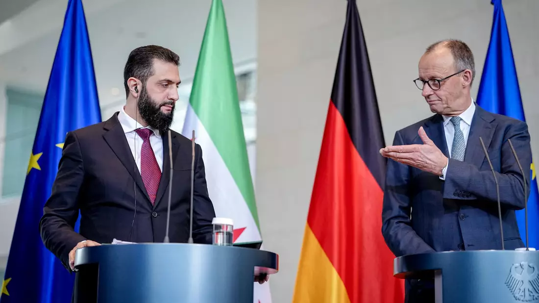Wer hat die Zielmarke ausgegeben, dass 80 Prozent der Syrer in ihre Heimat zurückkehren sollen? Der Kanzler verweist auf den syrischen Übergangspräsidenten.  - Bild: Kay Nietfeld/dpa