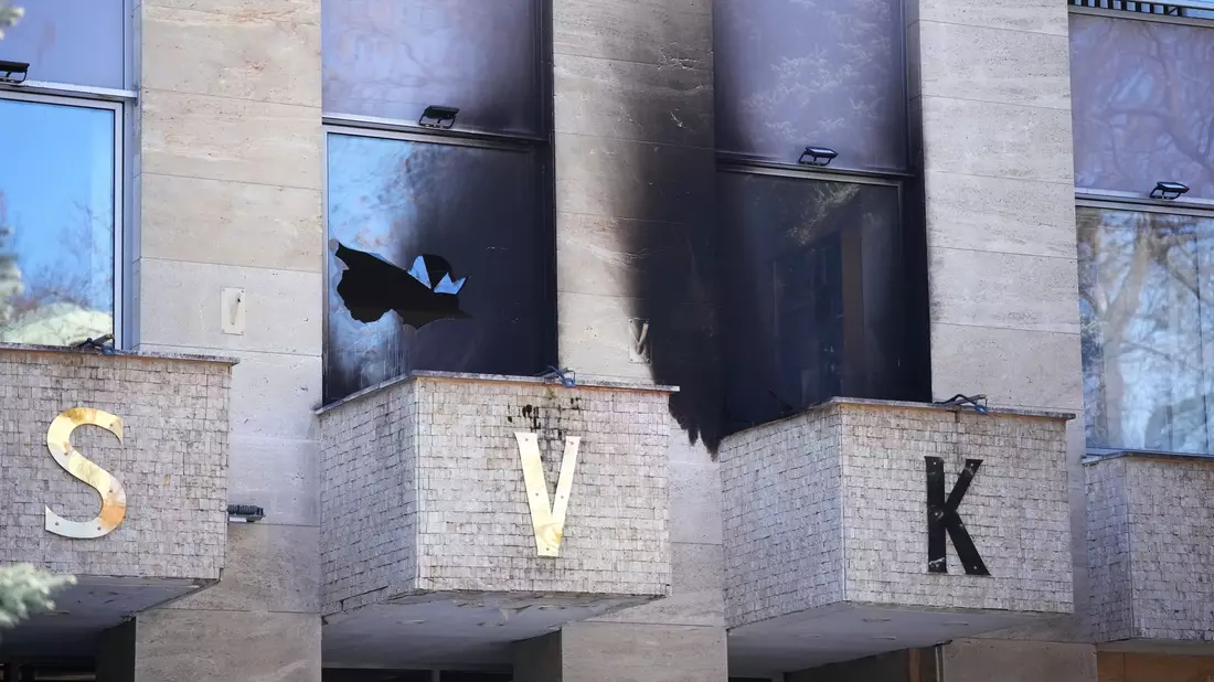 Beim Brandanschlag auf das «Russische Haus» in Prag entstand Sachschaden. (Archivbild) - Bild: Petr David Josek/AP/dpa
