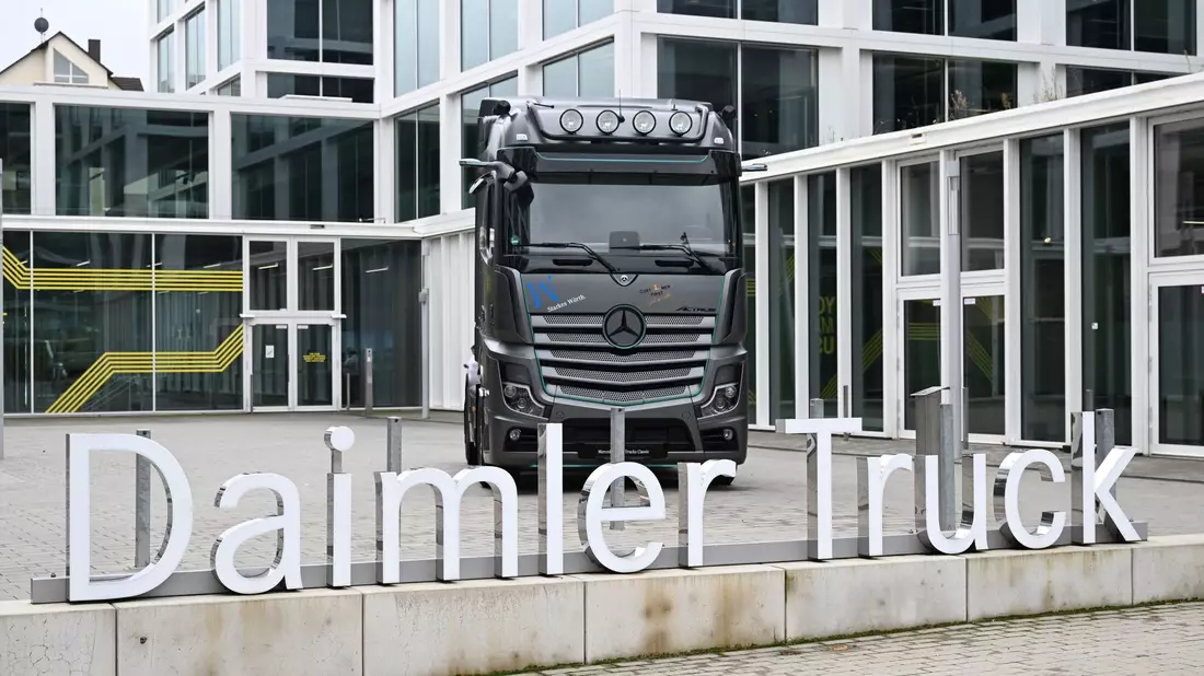 Daimler Truck: Konzern plant neues Werk in Tschechien. (Archivbild) - Bild: Bernd Weißbrod/dpa