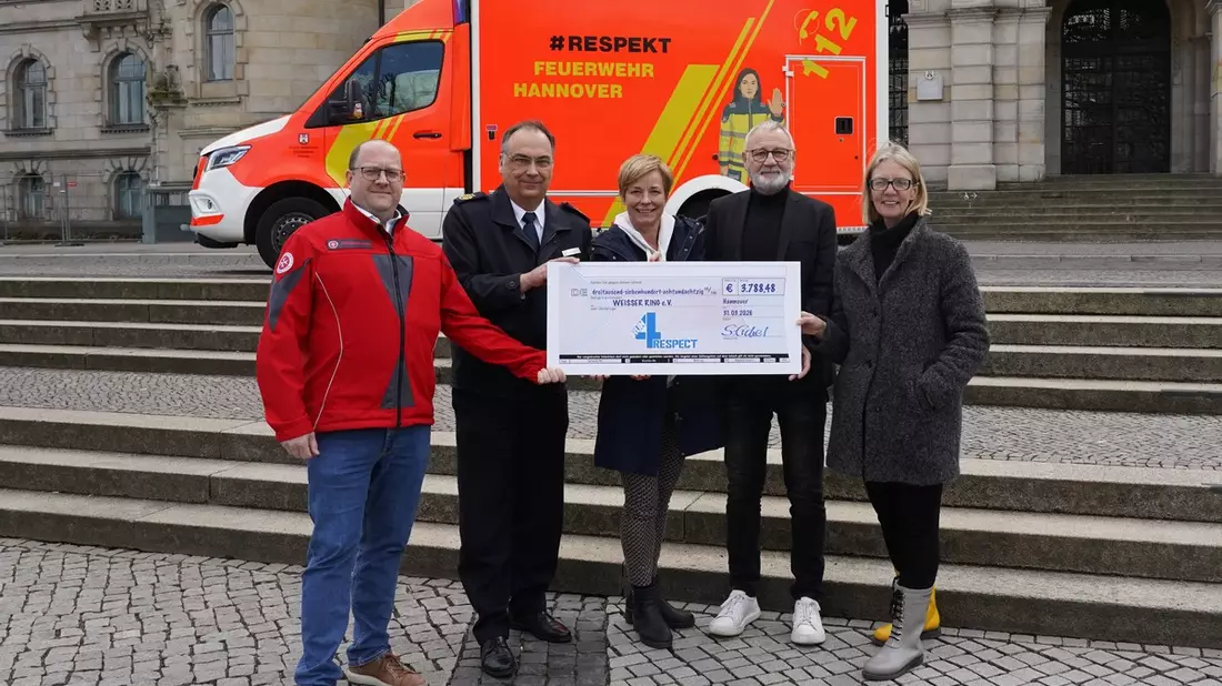 POL-H: Blaulichtorganisationen übergeben Erlös aus Run4Respect an den Weißen Ring in Hannover - Bild: presseportal.de