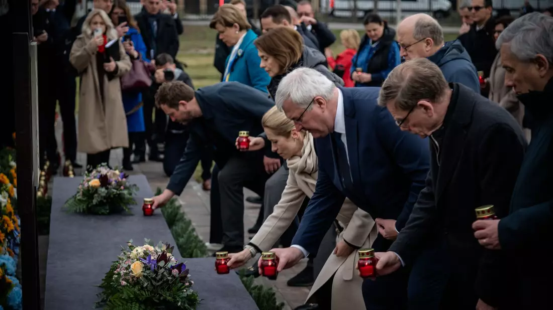 Kerzen und stille Andacht: Am vierten Jahrestag der Befreiung der ukrainischen Kleinstadt Butscha von russischen Besatzungstruppen gedenken Außenminister Johann Wadephul (r., CDU) und andere EU-Spitzenpolitiker gemeinsam mit dem ukrainischen Außenminister Andrij Sybiha (m.) der Opfer.  - Bild: Eduard Khryzhanivsky/Ukrainian Foreign Ministry Press Office/AP/dpa