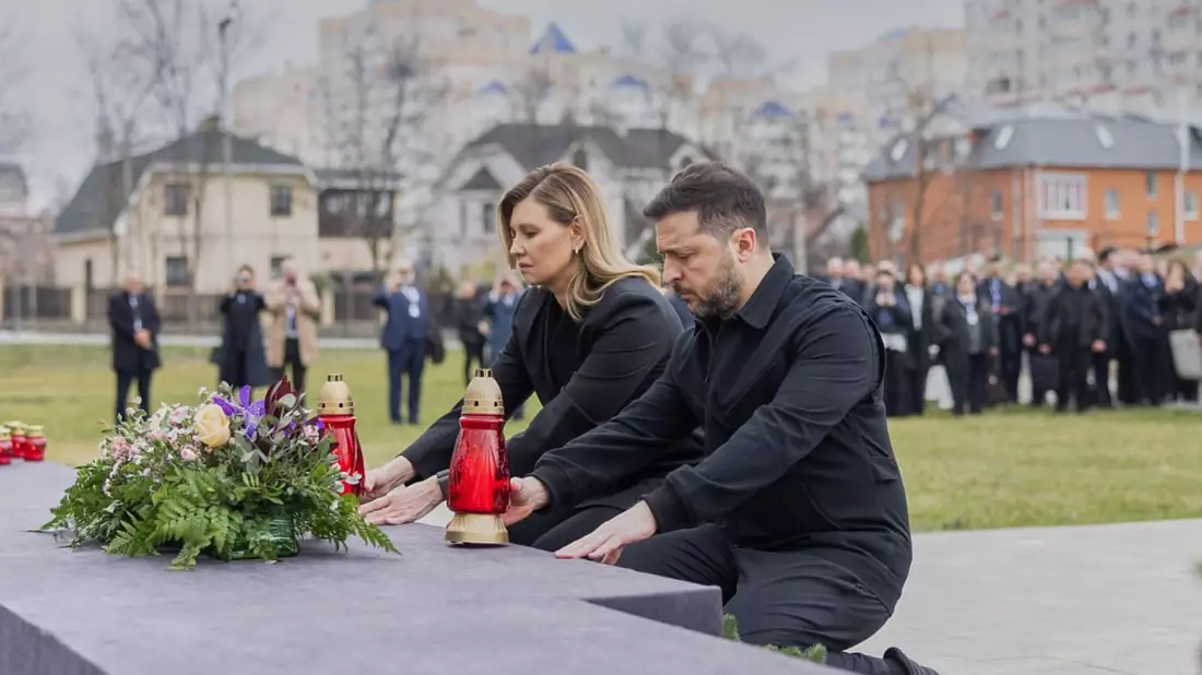 Der ukrainische Präsident Wolodymyr Selenskyj und seines Frau Olena gedenken der Opfer russischer Massaker in der Kleinstadt Butscha zu Beginn des Angriffskrieges 2022. - Bild: Uncredited/Ukrainian Presidential Press Office via AP/dpa