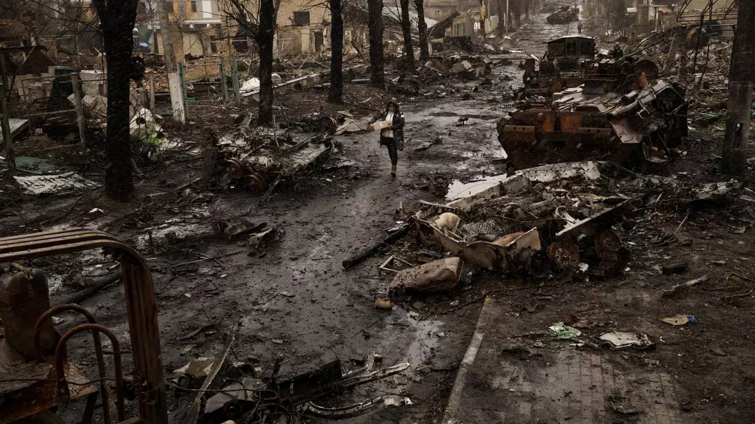 Kurz nach Kriegsbeginn hinterließen die russischen Besatzer in der ukrainischen Kleinstadt Butscha nahe der Hauptstadt Kiew ein Bild der Verwüstung. - Bild: Rodrigo Abd/AP