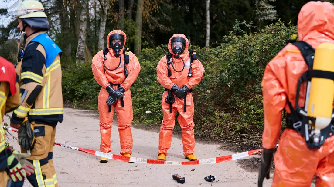 FW-E: Illegal entsorgte Gefahrgutbehälter lösen Feuerwehreinsatz aus - Bild: presseportal.de