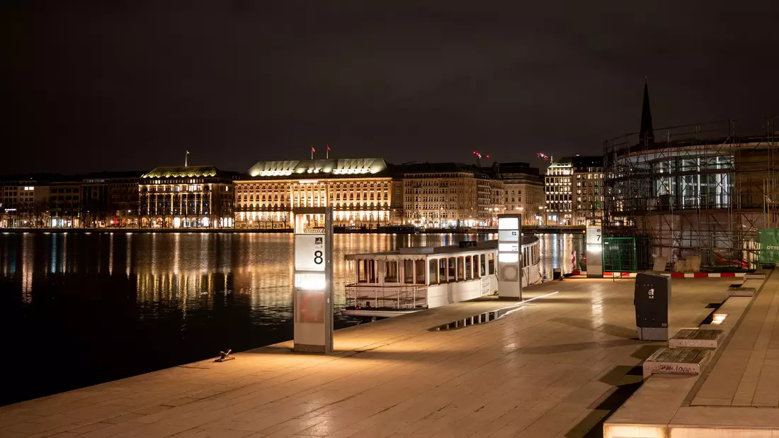 Nach dem Angriff in einer Altonaer Einkaufspassage flüchtete der Wolf nach Angaben der Umweltbehörde zur Binnenalster.  - Bild: Daniel Bockwoldt/dpa/Daniel Bockwoldt