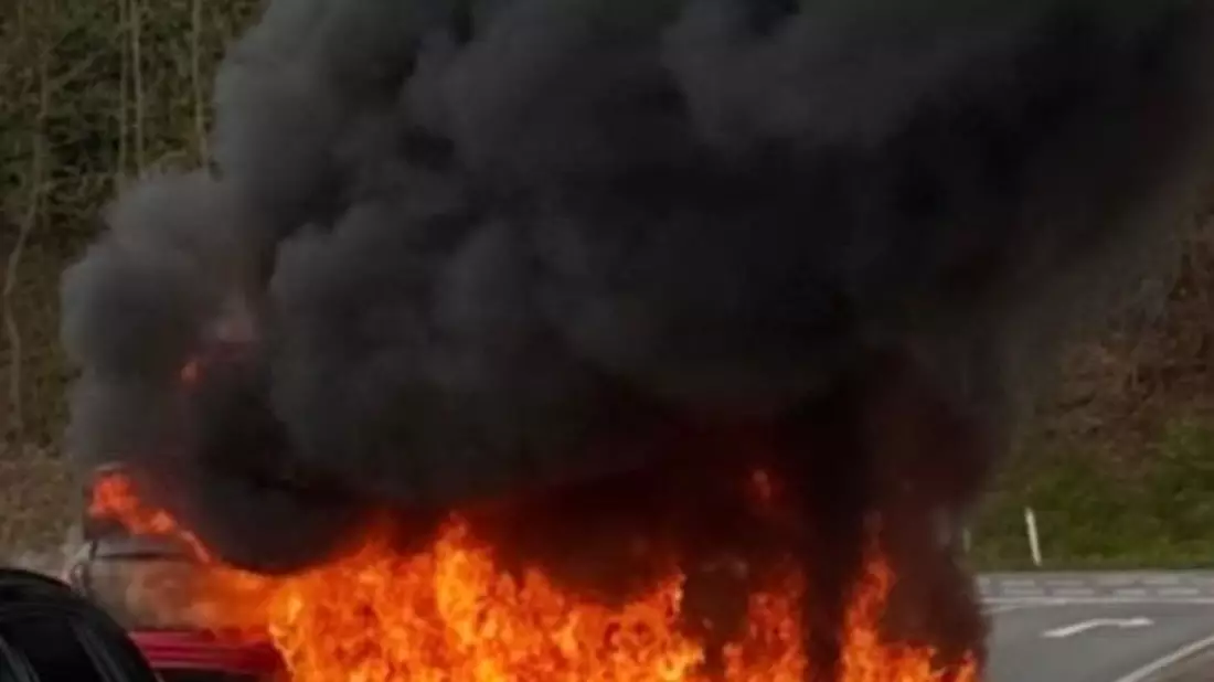 FW Rösrath: PKW-Brand und Verkehrsunfall - Paralleleinsätze im Stadtgebiet - Bild: presseportal.de
