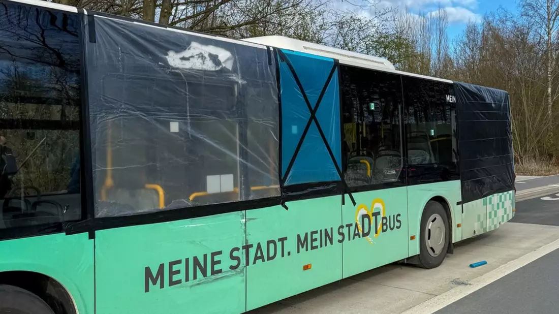 FW-DT: Unfall zweier Linienbusse - Feuerwehr sichert zerstörte Seitenscheiben - Bild: presseportal.de