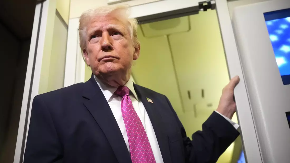 US-Präsident Donald Trump sagt, die Straße von Hormus werde sich nach Abschluss des Militäreinsatzes von allein öffnen. (Archivbild) - Bild: Mark Schiefelbein/AP/dpa
