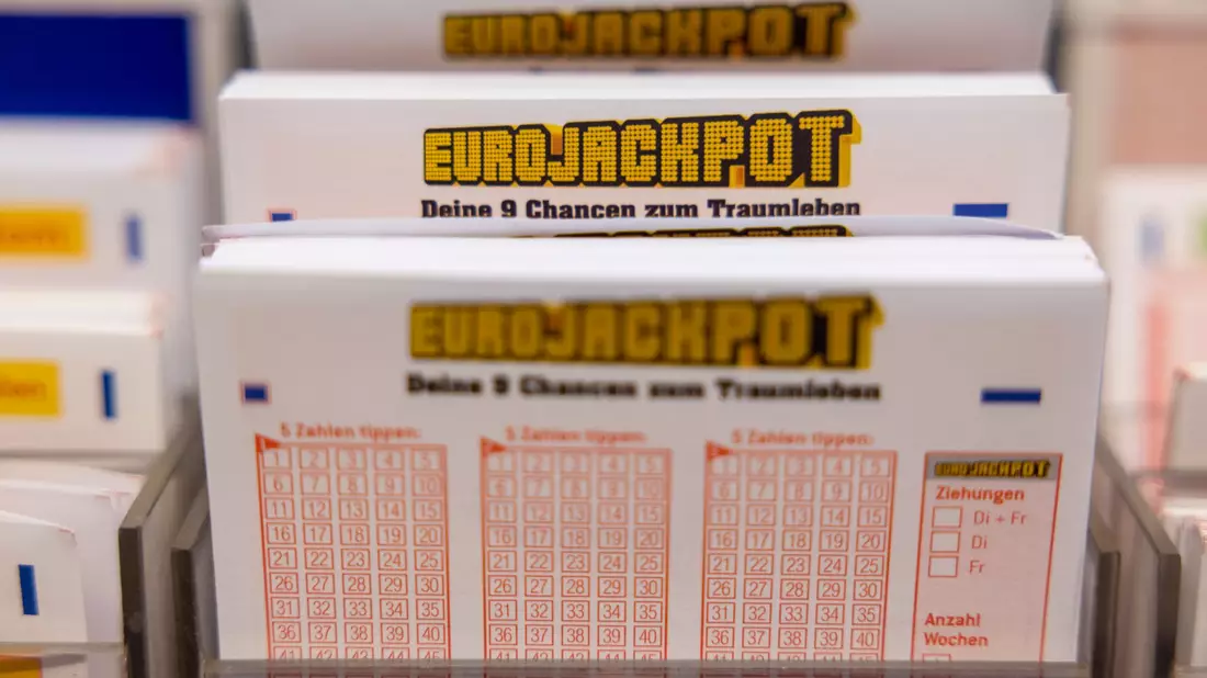 Ein Spieler oder eine Spielerin tippte auf die richtigen Zahlen und kann sich nun über mehr als 70 Millionen Euro freuen.  - Bild: Thomas Banneyer/dpa