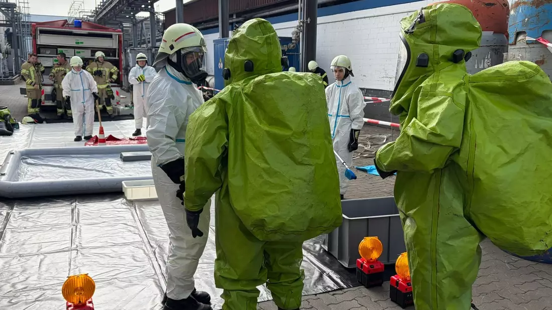 Feuerwehr Goch: Gefahrgutübung bei RCN-Chemie: 40 Feuerwehr-Einsatzkräfte vor Ort - Bild: presseportal.de