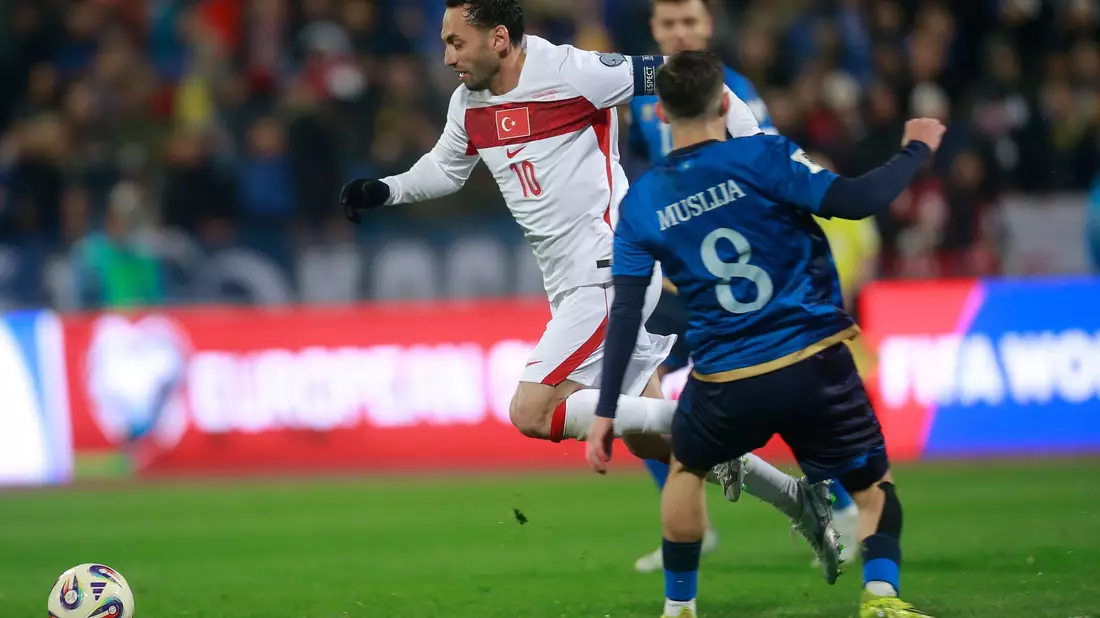 Calhanoglu am Ball. - Bild: Visar Kryeziu/AP/dpa