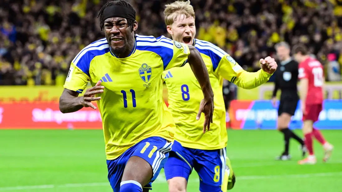 Elanga und Svensson bejubeln Schwedens Führungstreffer. - Bild: Jonas Ekströmer/TT/TT NYHETSBYRÅN/AP/dpa