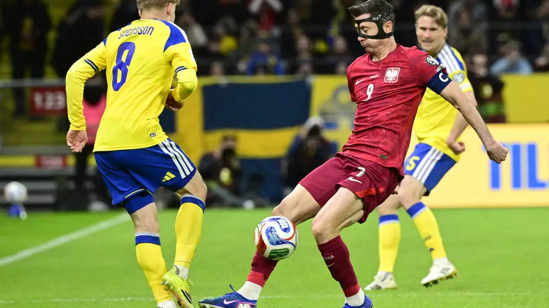 Lewandowski spielte in Stockholm mit Gesichtsmaske. - Bild: Jonas Ekströmer/TT/TT NEWS AGENCY/AP/dpa