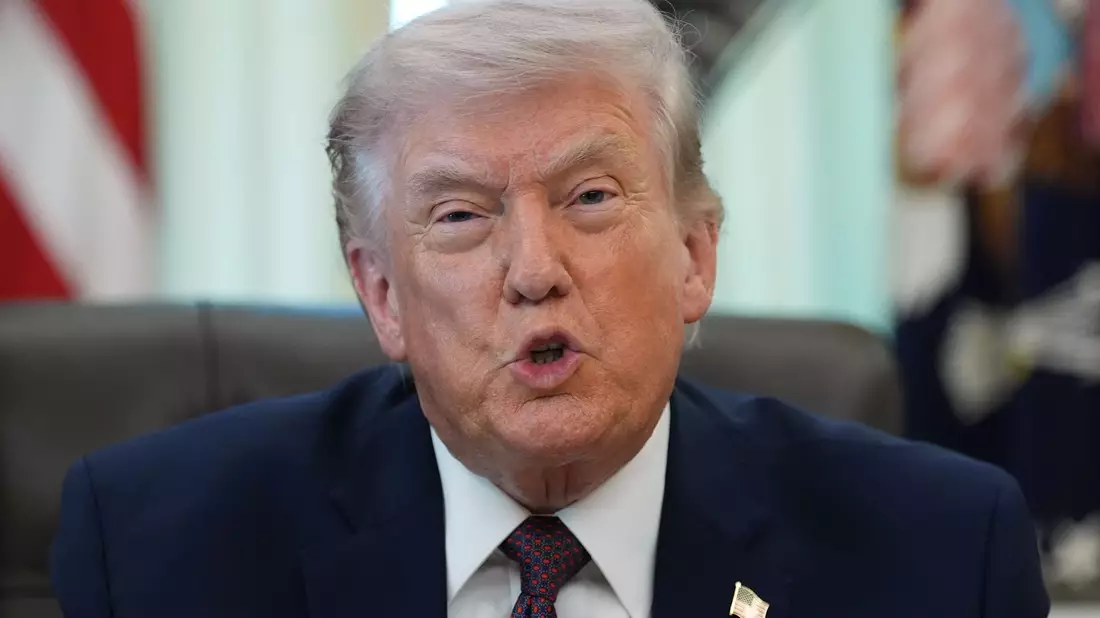 Stellt ein Ende der US-Angriffe im Iran in wenigen Wochen in Aussicht - US-Präsident Trump.  - Bild: Alex Brandon/AP/dpa