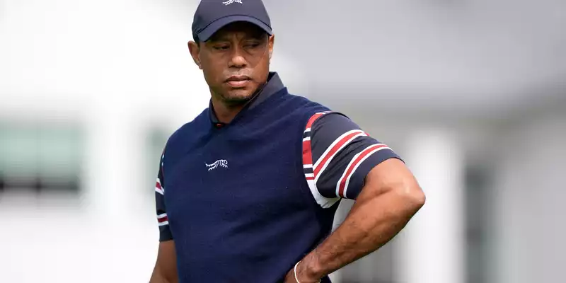 Tiger Woods nimmt nach seinem Unfall eine Auszeit. - Foto: Ryan Sun/AP/dpa