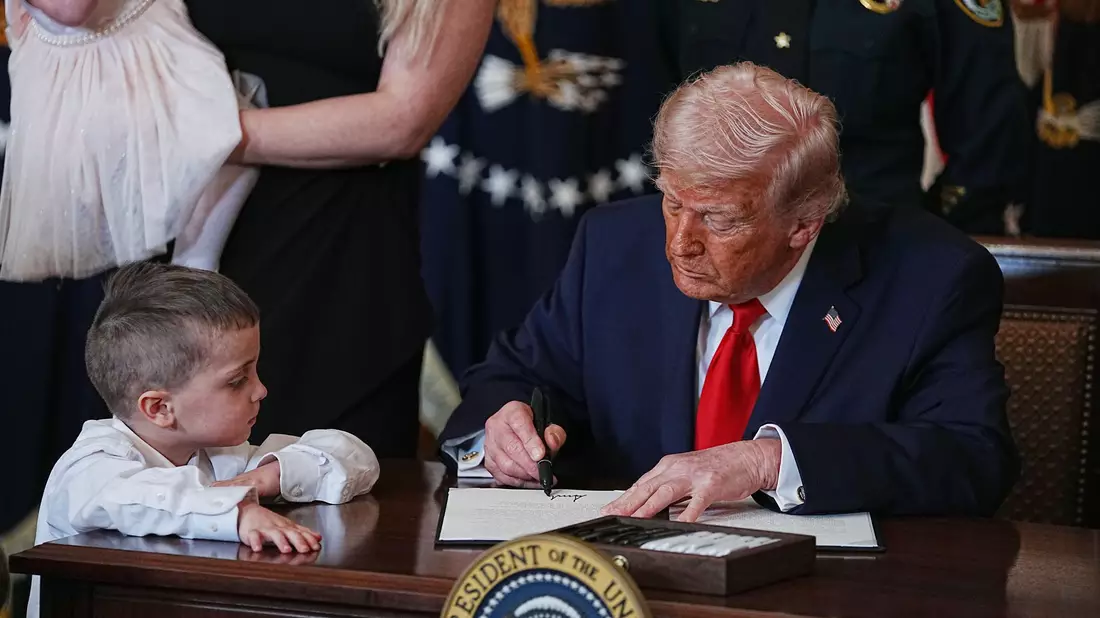 Trump hat eine klare Meinung zum US-Geburtsrecht. (Archivbild) - Bild: Allison Robbert/AP/dpa