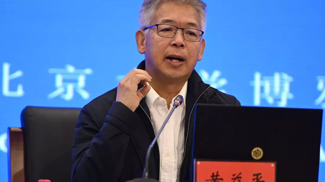 Ökonom Huang Yiping sieht in den neuen Regeln eine Antwort auf internationale Entwicklungen.  - Bild: Johannes Neudecker/pda/dpa