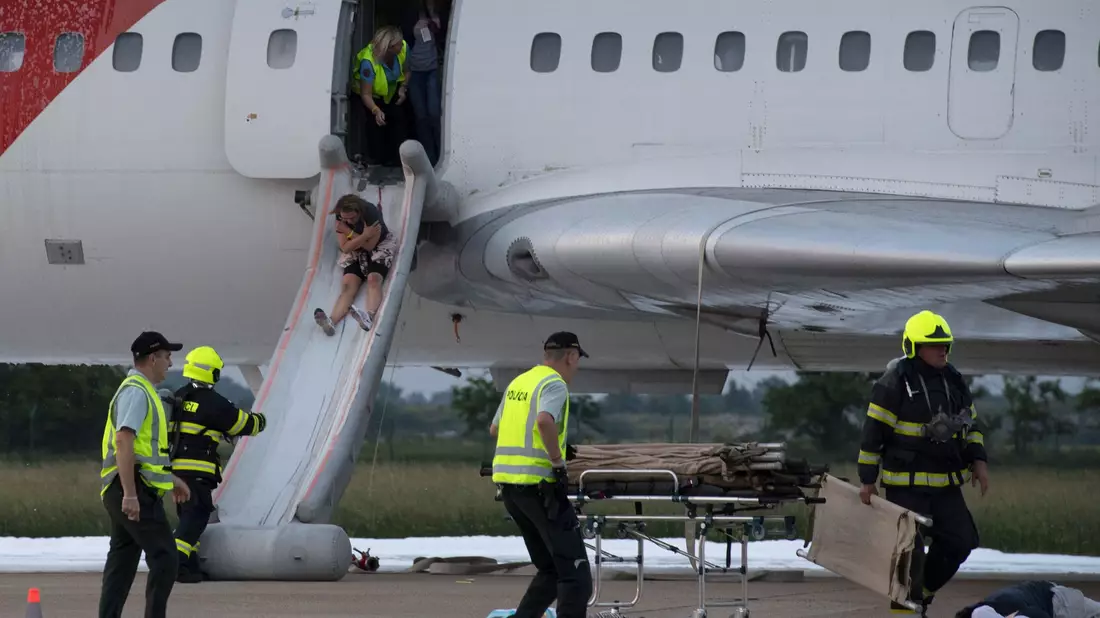 Eigentlich sollen Flugzeug-Evakuierungen maximal 90 Sekunden dauern. (Archivbild) - Bild: Pavel Neubauer/TASR/dpa