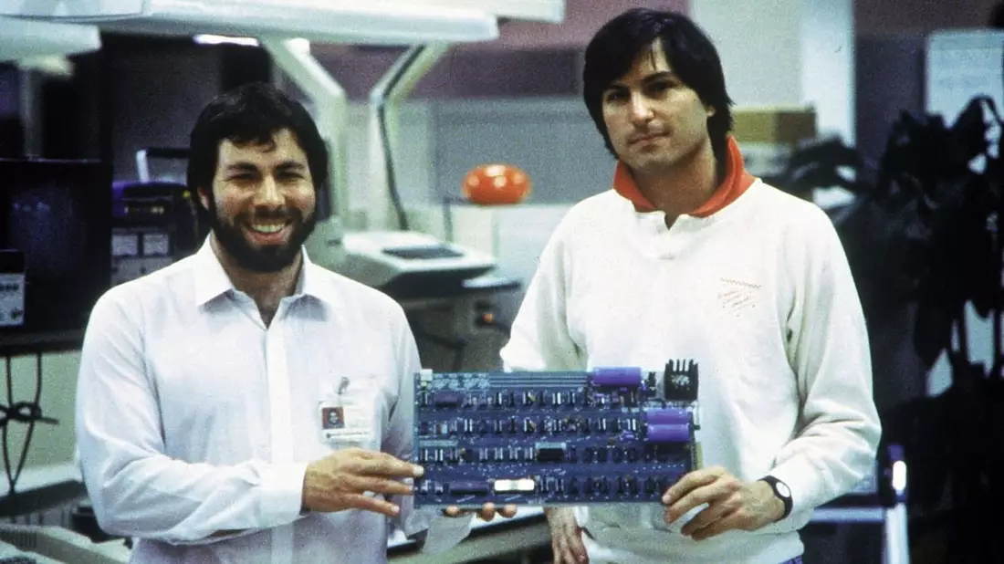 1976: Das erste Apple-Produkt - der Apple I - wurde von Steve Wozniak (l) entworfen. Rechts: Steve Jobs.  - Bild: picture alliance / dpa