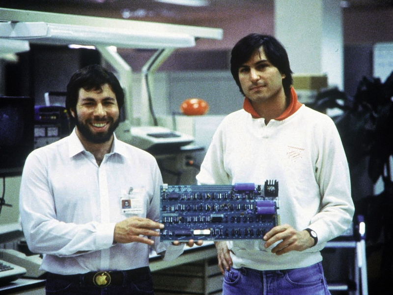 1976: Das erste Apple-Produkt - der Apple I - wurde von Steve Wozniak (l) entworfen. Rechts: Steve Jobs.  - Foto: picture alliance / dpa