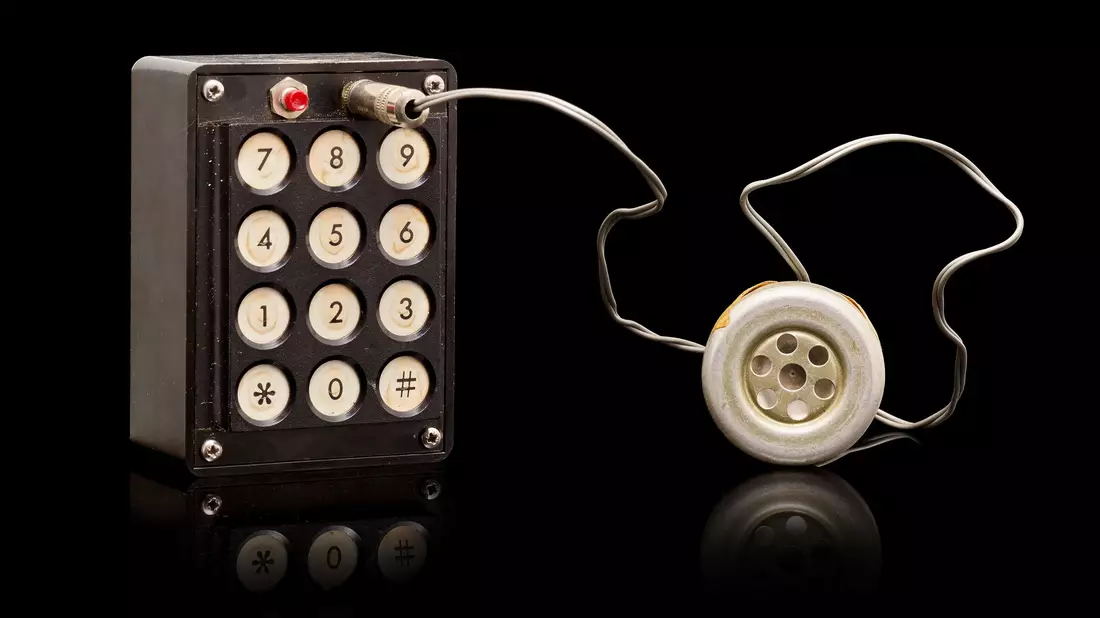 Die Blue Box, mit denen man das Telefonsystem manipulieren konnte, war das erste kommerzielle Projekt von Steve Wozniak und Steve Jobs. Handout: Bonhams/dpa - Bild: picture alliance / -/Bonhams/dpa