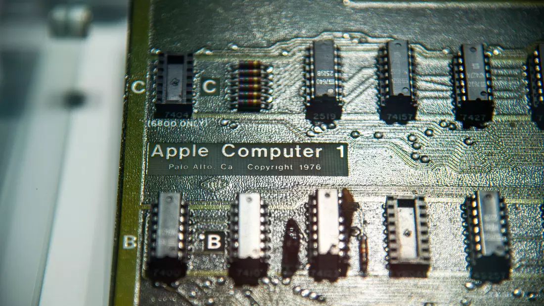 1976: Der Apple I wurde noch ohne ein Gehäuse oder eine Tastatur ausgeliefert.  - Bild: Sergei Magel/HNF/