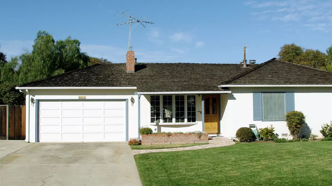 1976: In dieser Garage in Los Altos im Elternhaus von Steve Jobs wurden die ersten Apple-Computer montiert. - Bild: picture alliance / dpa