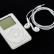 2001: Durch die weißen Kopfhörer war der erste iPod schon von Weitem zu erkennen.  - Foto: Sergei Magel/HNF/