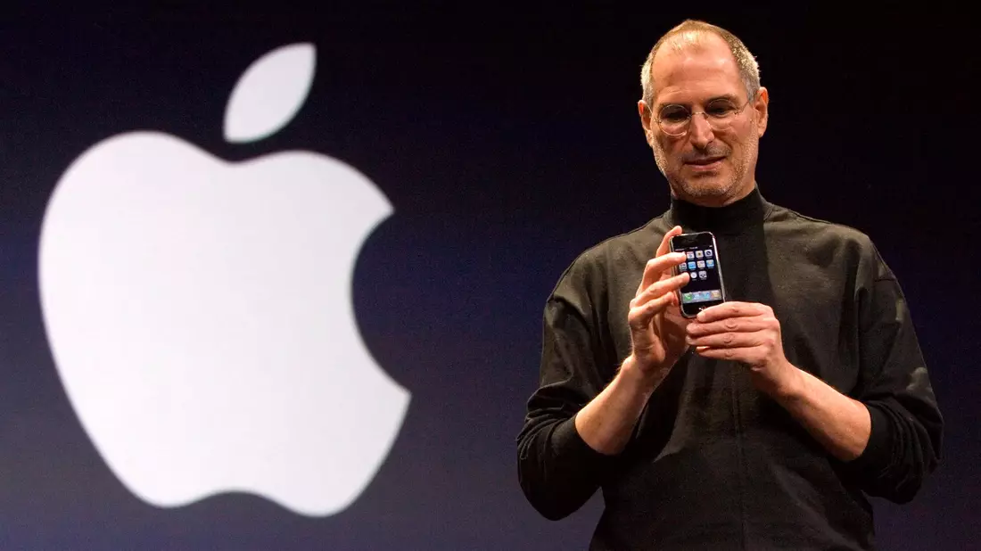 2007: Steve Jobs stellt am 29. Januar das erste iPhone in San Francisco vor. - Bild: John G. Mabanglo/EPA FILES/dpa