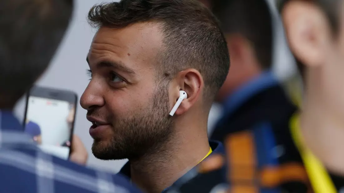 2016: Ähnlich wie bei den Kopfhörern für den iPod setzt Apple bei den kabellosen Airpods auf die Signalfarbe Weiß.  - Bild: picture alliance / dpa
