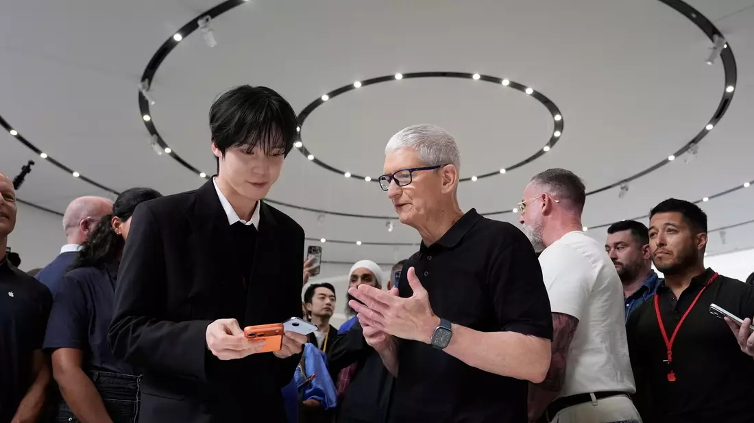 2026: Apple Chef Tim Cook (M) steht unter Druck, ein neues großes Ding - «One More Thing» abzuliefern.  - Bild: Godofredo A. Vásquez/AP/dpa