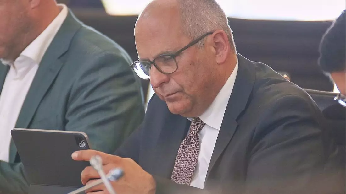 Hessens Innenminister will Ausreisepflichtige per Handy orten