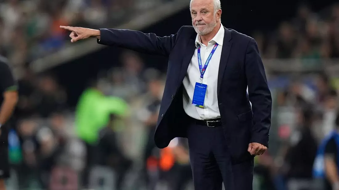 Iraks Trainer Graham Arnold und sein Team bereiteten sich wegen des Iran-Krieges unter erschwerten Bedingungen auf die Partie vor. - Bild: Fernando Llano/AP/dpa