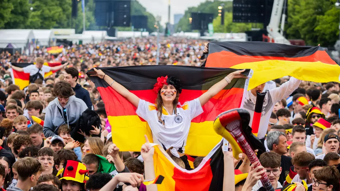 Dem Public Viewing in Deutschland steht auch bei späten WM-Spielen nichts im Wege. (Archivbild) - Bild: Christoph Soeder/dpa
