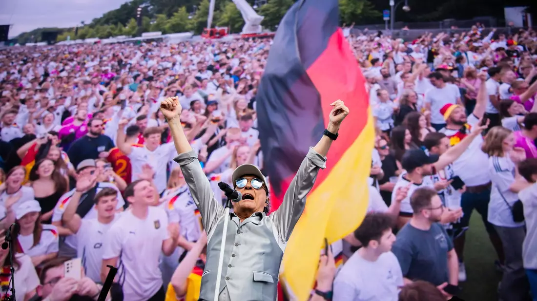 Public Viewing in der Nacht? Deutsche WM-Fans müssen mitunter lange wach bleiben. (Archivbild) - Bild: Christoph Soeder/dpa