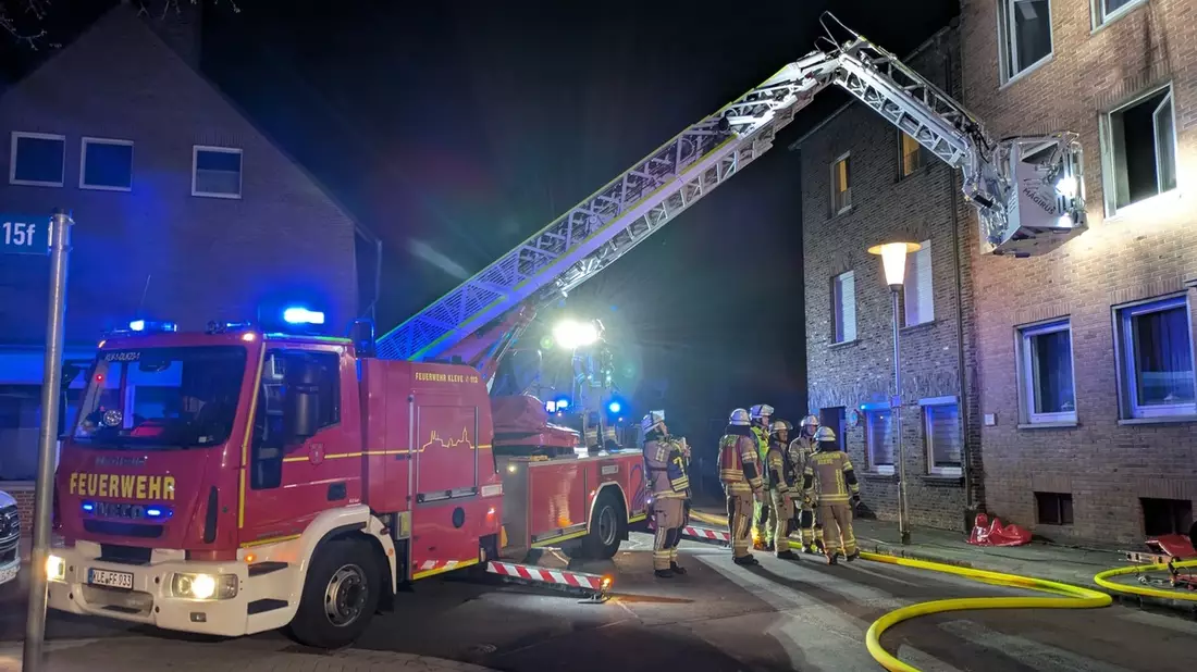 FW-KLE: Wohnungsbrand in einem Mehrfamilienhaus - 8 Personen und 3 Haustiere gerettet - Bild: presseportal.de