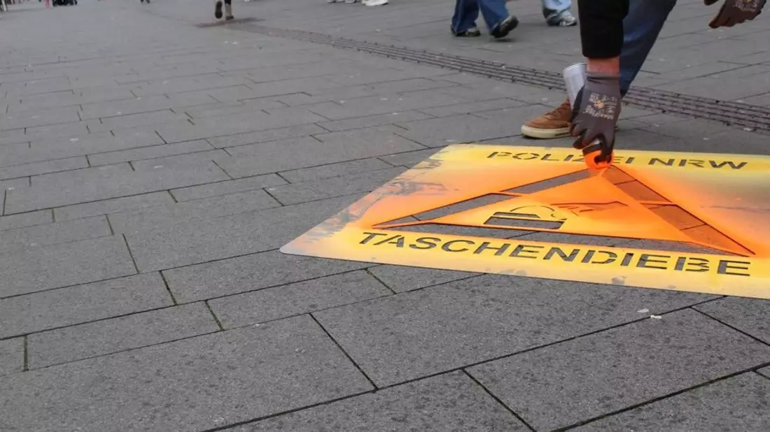 POL-RBK: Bergisch Gladbach - Sprühaktion gegen Taschendiebstahl ein echter Hingucker und Gesprächsthema - Bild: presseportal.de