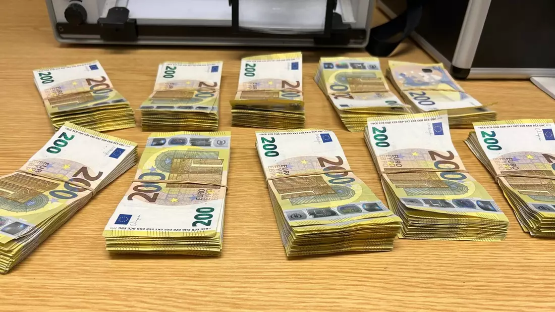 HZA-SW: Geldwäsche-Verdacht im Fernreisebus - Zoll stellt 100.000 Euro Bargeld am Würzburger Busbahnhof sicher - Bild: presseportal.de