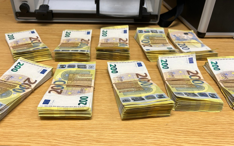 HZA-SW: Geldwäsche-Verdacht im Fernreisebus - Zoll stellt 100.000 Euro Bargeld am Würzburger Busbahnhof sicher - Foto: presseportal.de
