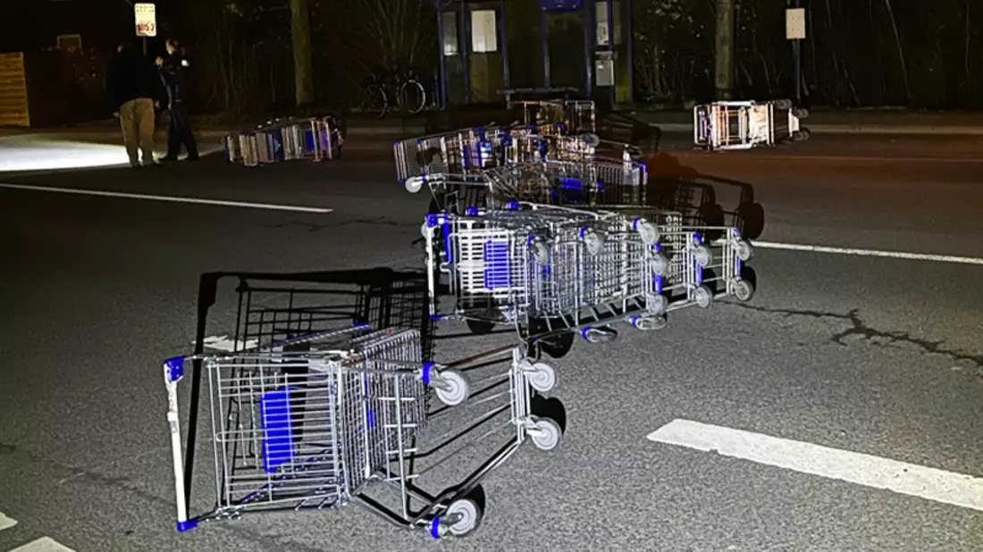 POL-ST: Horstmar, Auto fährt in mehrere Einkaufswagen - Bild: presseportal.de