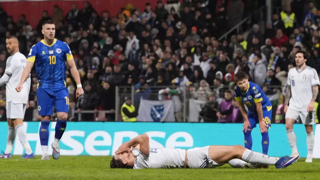 Italiens Fußball liegt nach dem Playoff-Aus am Boden - so wie hier Pio Esposito. - Bild: Fabio Ferrari/LaPresse/AP/dpa