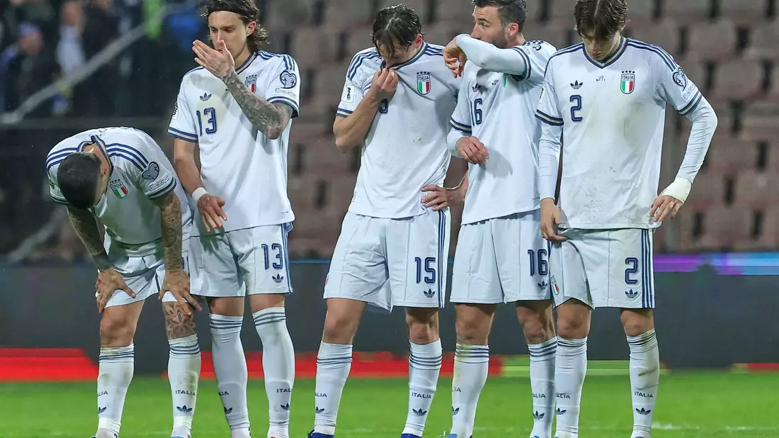 Die große Trauer: Gegen Bosnien-Herzegowina verpassten die Italiener die WM-Qualifikation. - Bild: Armin Durgut/AP/dpa