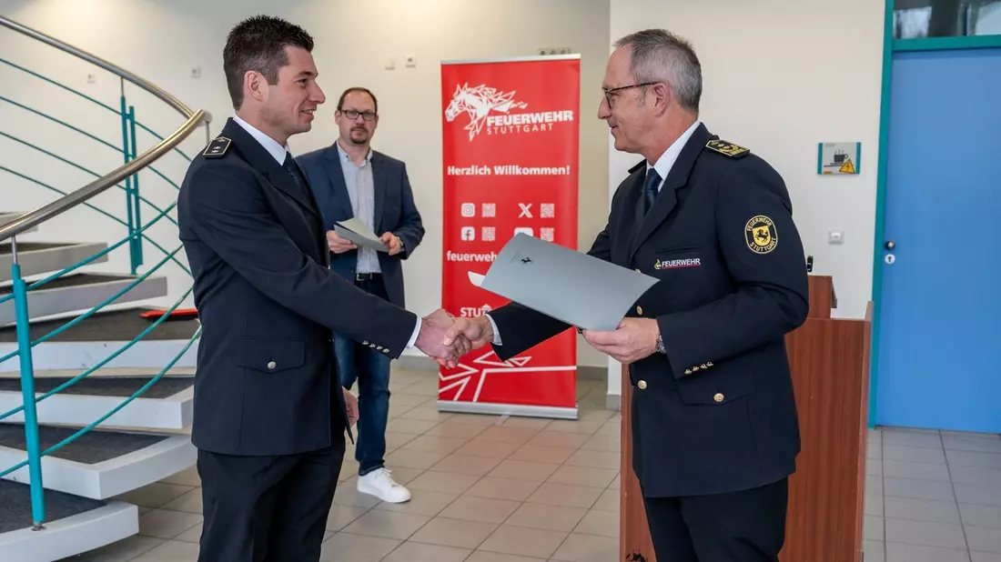 FW Stuttgart: Traumberufe bei der Feuerwehr Stuttgart: Stellenausschreibungen und Beförderungen - Bild: presseportal.de