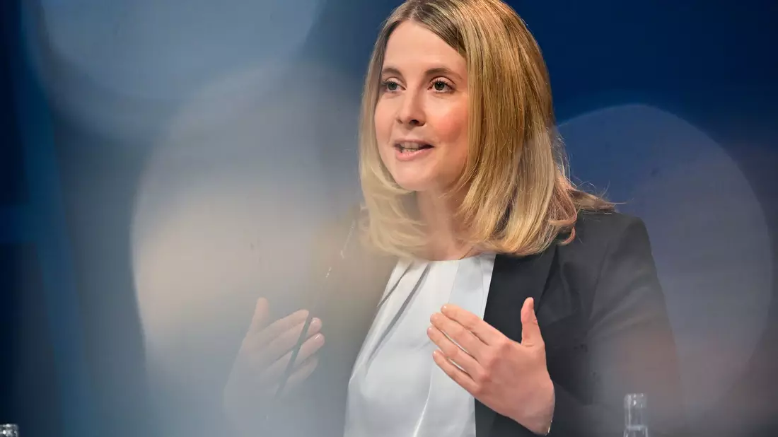 Gleichzeitig gegen Leerstand und Wohnungsnot: Bauministerin Verena Hubertz legt ein neues Förderprogramm auf. (Archivbild) - Bild: Sebastian Christoph Gollnow/dpa