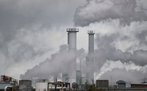 Die Idee hinter dem Emissionshandelssystem: Wer mehr Treibhausgase ausstößt, braucht auch mehr Zertifikate. (Archivbild) - Foto: Patrick Pleul/dpa Die Idee hinter dem Emissionshandelssystem: Wer mehr Treibhausgase ausstößt, braucht auch mehr Zertifikate. (Archivbild) - Foto: Patrick Pleul/dpa