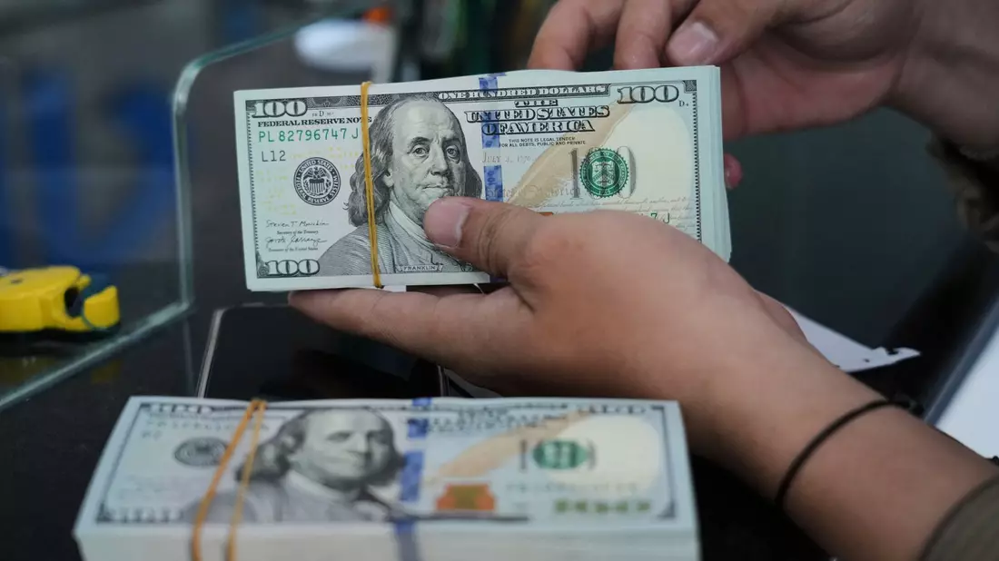 Jugendliche haben in der russischen Hauptstadt Moskau eine Damenhandtasche mit 88.000 Dollar Bargeld gefunden. (Symbolbild) - Bild: Tatan Syuflana/AP/dpa