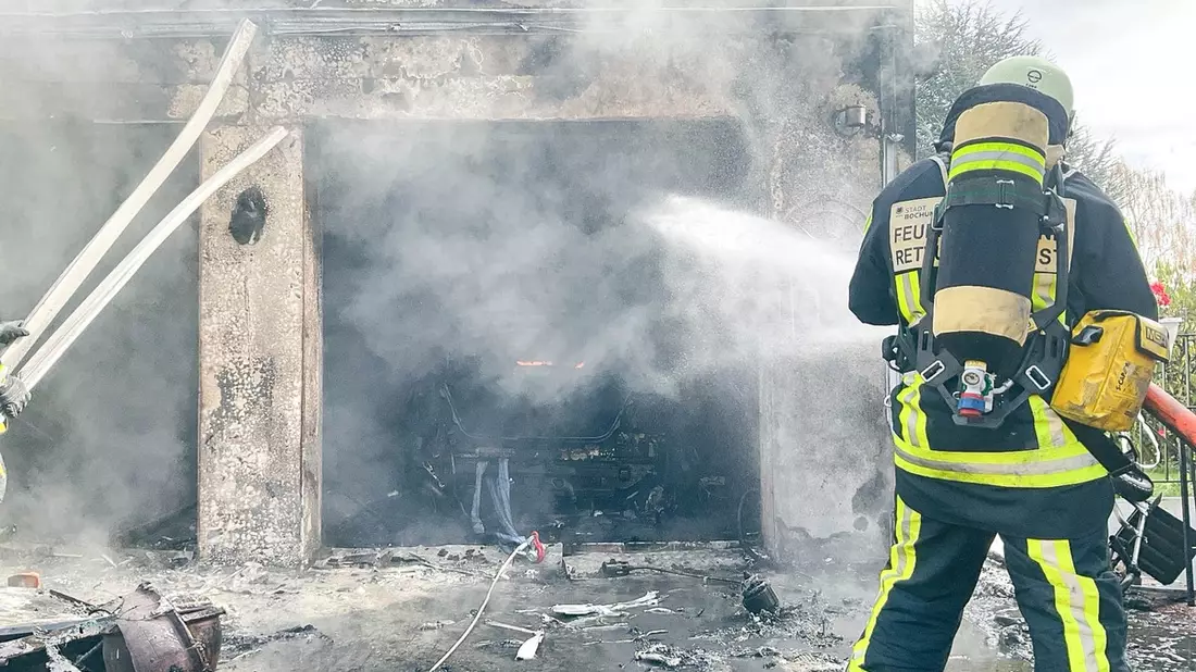 FW-BO: Garagenbrand in Bochum Stiepel - Bild: presseportal.de