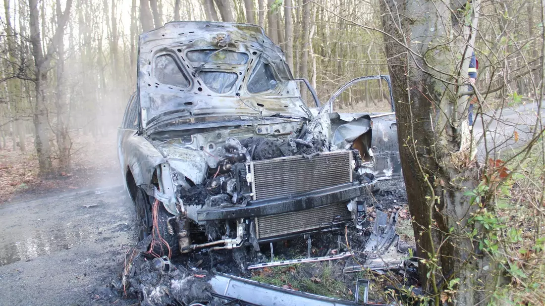 POL-MI: Unfallflucht: Auto fängt nach Unfall Feuer - Fahrer kehrt später zum Unfallort zurück - Bild: presseportal.de