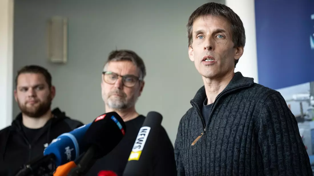 Burkard Baschek (r), Direktor des Deutschen Meeresmuseums, und Greenpeace-Meeresbiologe Thilo Maack (M) sprechen in Wismar zur Presse. - Bild: Philip Dulian/dpa